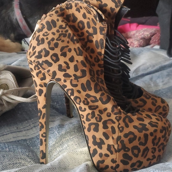 Shoes - Picture 1 of 4